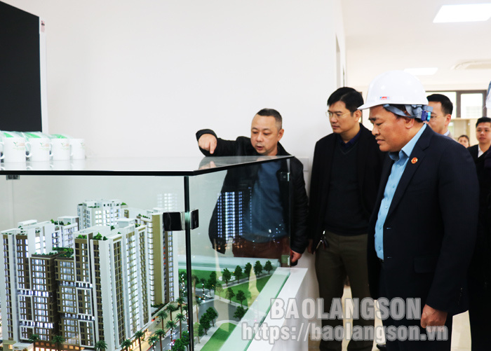 Đồng chí Hồ Tiến Thiệu, Phó Bí thư Tỉnh ủy, Chủ tịch UBND tỉnh kiểm tra thực tế tại dự án nhà ở xã hội số 2, thành phố Lạng Sơn