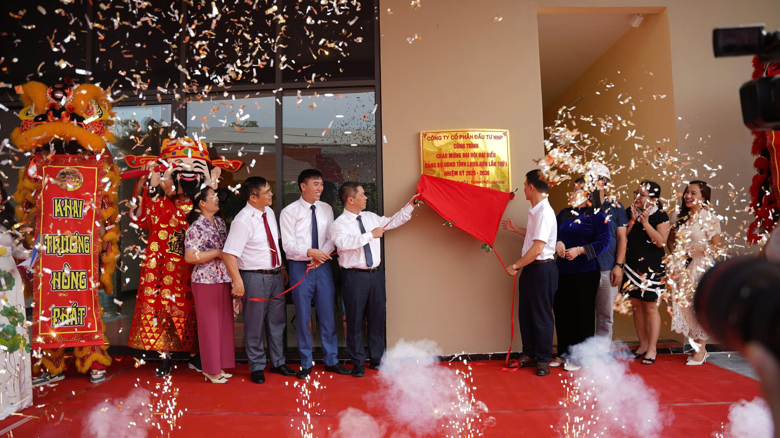 Các đại biểu thực hiện nghi thức gắn biển công trình chào mừng Đại hội đại biểu Đảng bộ UBND tỉnh