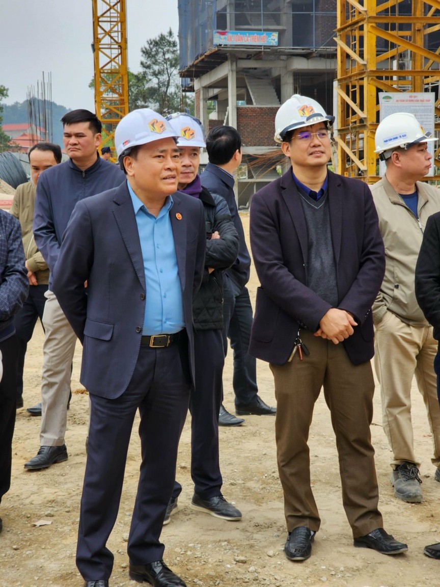 Đồng chí Hồ Tiến Thiệu, Phó Bí thư Tỉnh ủy, Chủ tịch UBND tỉnh kiểm tra thực tế tại dự án nhà ở xã hội số 2, thành phố Lạng Sơn